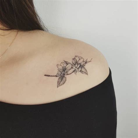 tatuajes sexis para mujer en el pecho|Tatuajes de mujer en el pecho